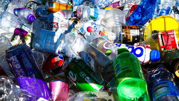 Müllhaufen aus Plastikflaschen