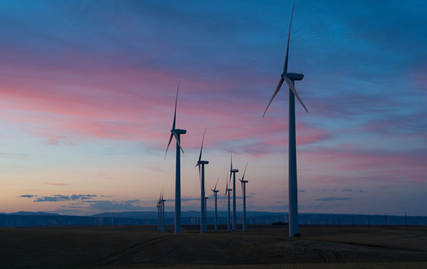 mehrere Windräder in der Dämmerung