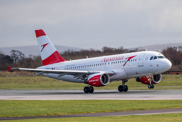 ein Flugzeug der Austrian Airlines landet