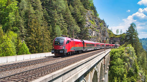 ein Zug der ÖBB auf einer Brücke